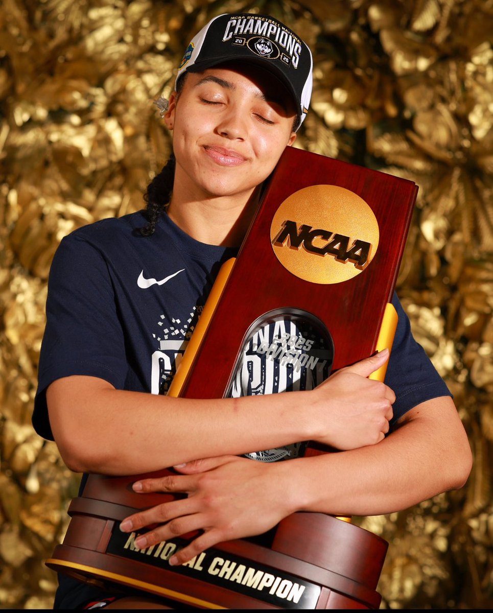 2 Torn ACLs
1 Torn MCL
1 high knee sprain
1 foot injury
46% of her games in college missed due to injuries.

First healthy season and she’s an NCAA champion and MOP. Azzi Fudd deserves it all. 🥹