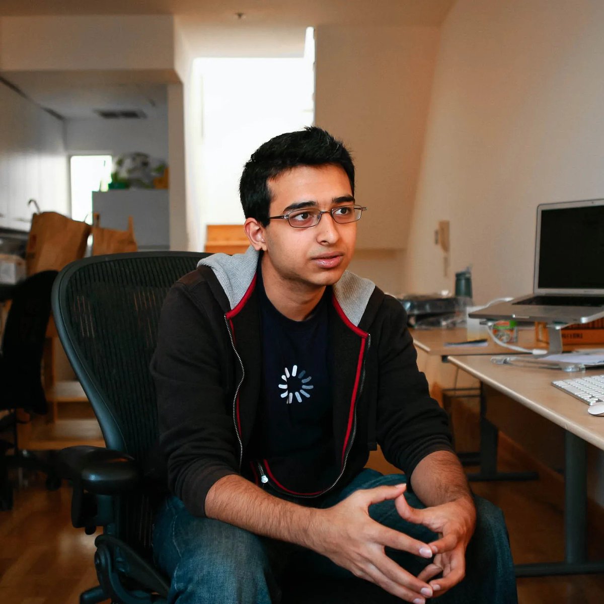 midudev's tweet photo. Este es Sahil Lavingia. En 2010, fundó una pequeña startup para vender productos digitales llamada Gumroad.

14 años después, ha ayudado a creadores de todo el mundo a ganar más de $1,000,000,000 (sí, mil millones).

Y ahora… lo ha liberado todo. Literalmente. Frontend. Backend. Todo.

Una de las plataformas más icónicas para creadores se ha vuelto 100% open source:
https://t.co/b8L7VwEsxN