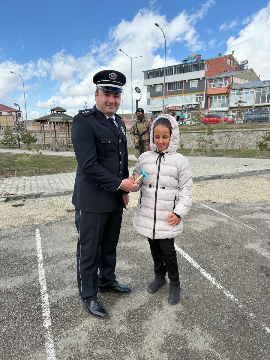 ATATÜRK ORTAOKULU (@atatrkortaokul5) on Twitter photo Özel eğitim öğrencimiz Ravza, iİlçe Emniyet Müdür Vekili Başkomser Aykut YANAR'a hediyesini verirken.
<a href="/Karayazimem/">karayazımem</a> Özel eğitim öğrencimiz Ravza, iİlçe Emniyet Müdür Vekili Başkomser Aykut YANAR'a hediyesini verirken.
<a href="/Karayazimem/">karayazımem</a>