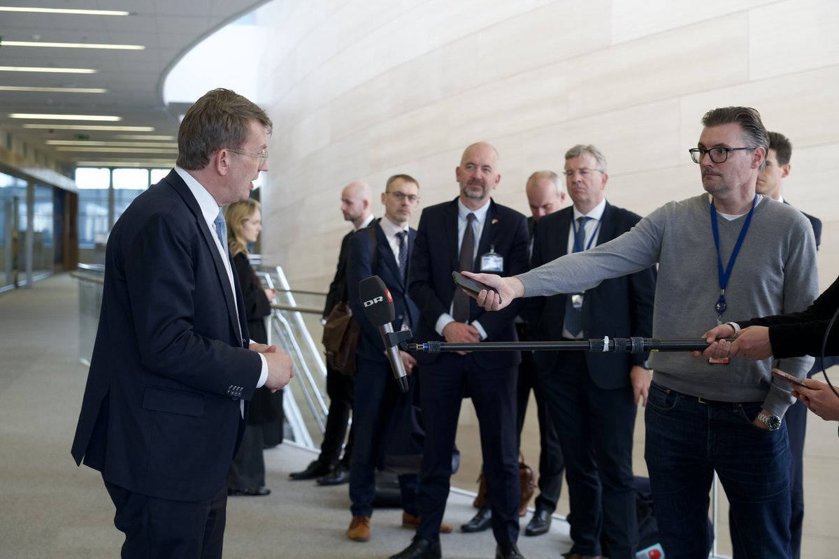 Forsvarsmin's tweet photo. Forsvarsminister @troelslundp er taget til NATO’s hovedkvarter i Bruxelles for at deltage i møde med forsvarsministrene fra Coalition of the willing. Her skal de diskutere krigen i Ukraine og mulighederne for militær og økonomisk støtte. 🪖 https://t.co/QiAhnA67k7