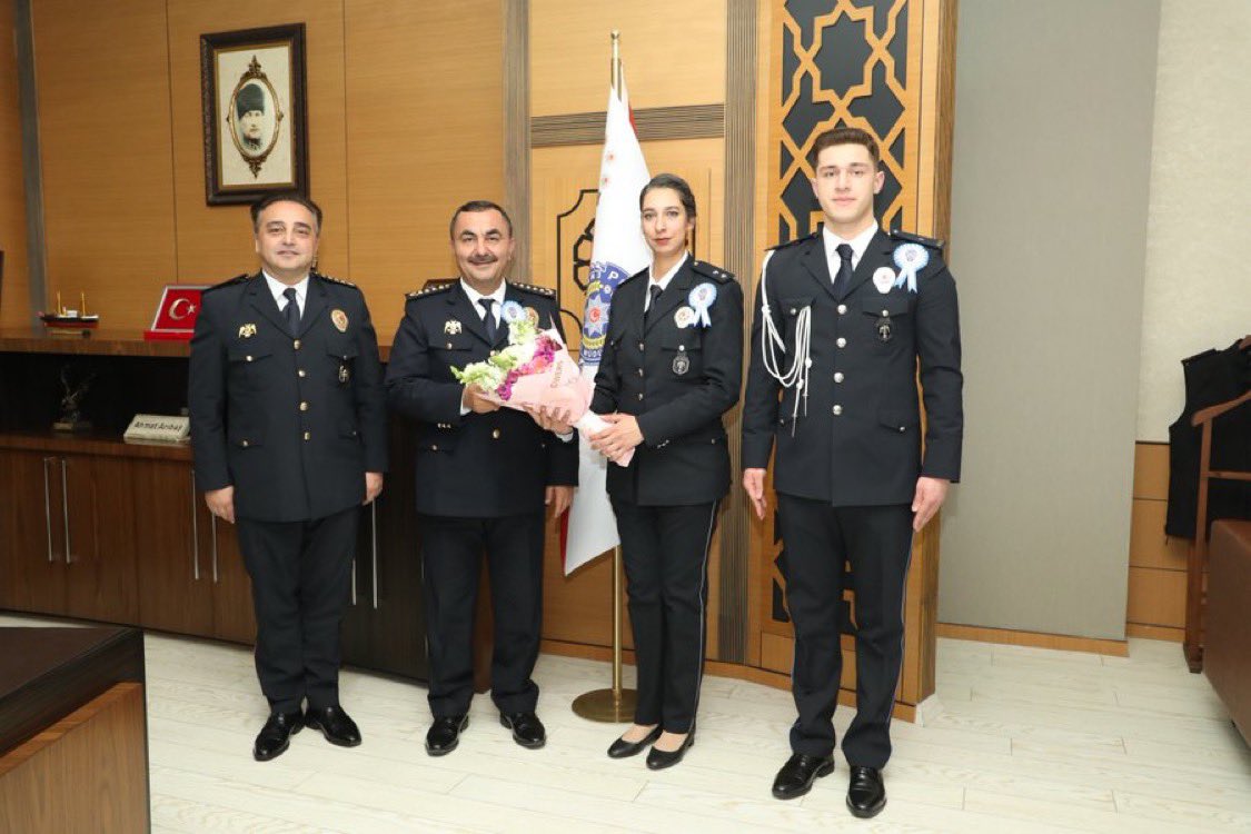 organize1111's tweet photo. Komik. 
Samsun Polis okulu müdürü, Samsun İl emniyet müdürünün makamına gidip polis bayramını kutlamış. 
Kendin çal kendin oyna. https://t.co/Z8qEoUy5ia