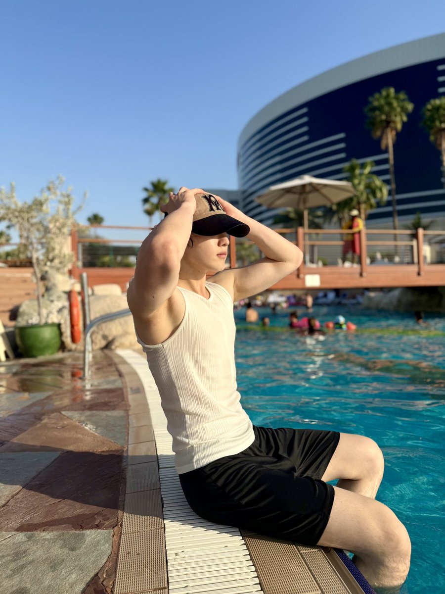 CIX_twt's tweet photo. Swimming~🌊🔥

#CIX #씨아이엑스 #현석 #윤현석 #서기 #막내 #FIX #픽스 #픽스내거 https://t.co/sEmQYMI5rO