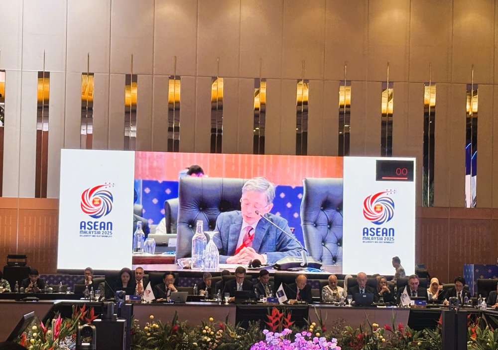 IMFNews's tweet photo. IMF Deputy Managing Director Okamura: Very good discussions at the @ASEAN Finance Ministers &amp; CB Governors Meeting at a time of great flux for the global economy. The IMF stands ready to help the region’s economies navigate a difficult external environment. https://t.co/wkxKLKa4rf
