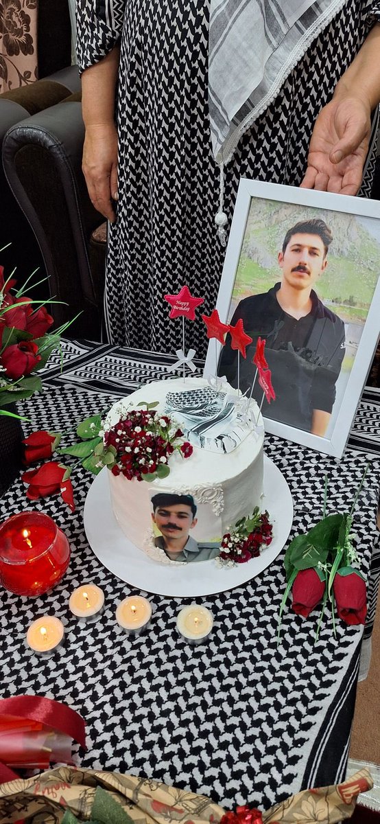امروز تولد ٣٠ سالگی یک قھرمان را جشن میگریم کە گرچە با جسم در میان ما نیست اما یاد و نام و راە او تا ابد جاودانە است. #وفا_آذربار قھرمان کوردی کە رژیم جمھوری اسلامی حق زندگی را با اعدام از او گرفت. 
#زندانی_سیاسی
