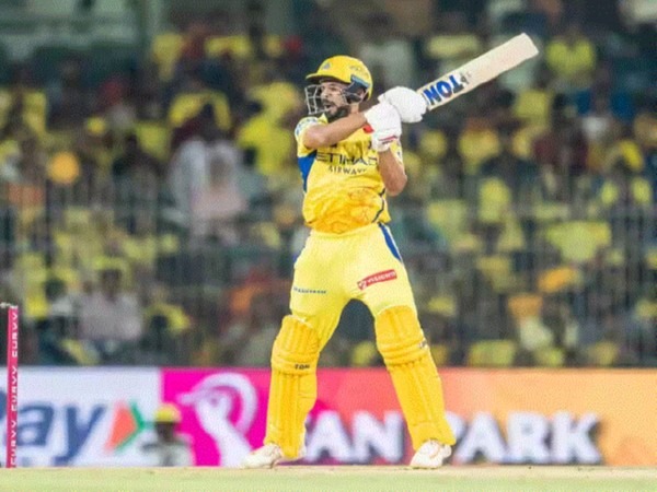 Sumitmishra0059's tweet photo. CSK कोच स्टीफन फ्लेमिंग : चोट के चलते रुतुराज गायकवाड़ पूरा आईपीएल टूर्नामेंट से बाहर हो गइले , अब बाचल खेल में एमएस धोनी कप्तानी संभालीहें ।

#Dhoni #MSDhoni #TATAIPL  #RuturajGaikwad #CSK #DhoniisBack #RCBvsDC #Thala https://t.co/bc162dYmf7