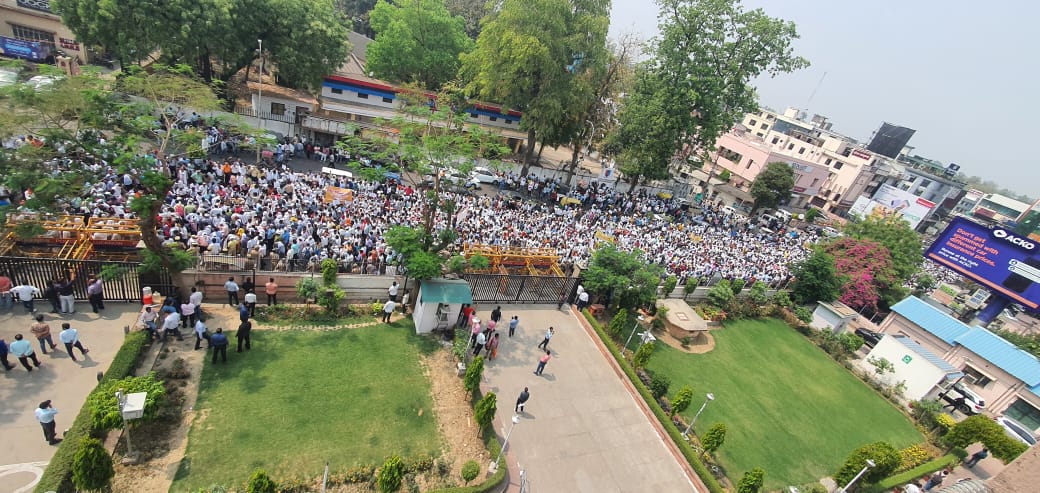 UPRVPAS's tweet photo. 9 अप्रैल को बिजली के निजीकरण के विरोध में राजधानी लखनऊ में बिजली कर्मचारियों की हुई विशाल विरोध सभा। बिजली के निजीकरण के पीछे सिर्फ और सिर्फ चुनिंदा पूंजीपतियों को लाभ पहुंचाना है ,जनता की सरकारी संपत्ति को कौड़ी के भाव पूंजीपतियो के हवाले करना है, उत्तर प्रदेश मे इलेक्ट्रिसिटी एक्ट 2003 का उल्लंघन करते हुए बिजली विभाग के 42 जनपदों की जमीन मात्र ₹1 की लीज पर दिया जाना दर्शाता है कि बहुत बड़ा घोटाला होने जा रहा है। माननीय मुख्यमंत्री से अनुरोध है कि बिजली के इतने बड़े घोटाले को रोके अन्यथा बहुत देर हो जाएगी और जनता आपको कभी माफ नहीं करेगी।
@narendramodi
@myogiadityanath
@myogioffice 
@aksharmaBharat 
@UPGovt 
@ChiefSecyUP 
@UPPCLLKO 
@aajtak 
@ABPNews 
@ZeeNews 
@news24tvchannel 
@News18India 
@ndtv 
@timesofindia 
@IndianExpress 
@TheEconomist 
@EconomicTimes 
@htTweets 
@ravishndtv
@ppbajpai
@abhisar_sharma 
@dhruv_rathee 
@BBCHindi