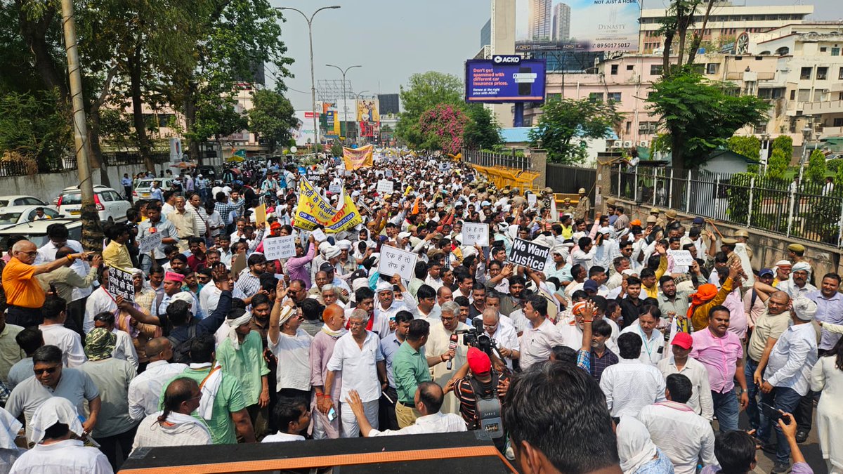 UPRVPAS's tweet photo. 9 अप्रैल को बिजली के निजीकरण के विरोध में राजधानी लखनऊ में बिजली कर्मचारियों की हुई विशाल विरोध सभा। बिजली के निजीकरण के पीछे सिर्फ और सिर्फ चुनिंदा पूंजीपतियों को लाभ पहुंचाना है ,जनता की सरकारी संपत्ति को कौड़ी के भाव पूंजीपतियो के हवाले करना है, उत्तर प्रदेश मे इलेक्ट्रिसिटी एक्ट 2003 का उल्लंघन करते हुए बिजली विभाग के 42 जनपदों की जमीन मात्र ₹1 की लीज पर दिया जाना दर्शाता है कि बहुत बड़ा घोटाला होने जा रहा है। माननीय मुख्यमंत्री से अनुरोध है कि बिजली के इतने बड़े घोटाले को रोके अन्यथा बहुत देर हो जाएगी और जनता आपको कभी माफ नहीं करेगी।
@narendramodi
@myogiadityanath
@myogioffice 
@aksharmaBharat 
@UPGovt 
@ChiefSecyUP 
@UPPCLLKO 
@aajtak 
@ABPNews 
@ZeeNews 
@news24tvchannel 
@News18India 
@ndtv 
@timesofindia 
@IndianExpress 
@TheEconomist 
@EconomicTimes 
@htTweets 
@ravishndtv
@ppbajpai
@abhisar_sharma 
@dhruv_rathee 
@BBCHindi