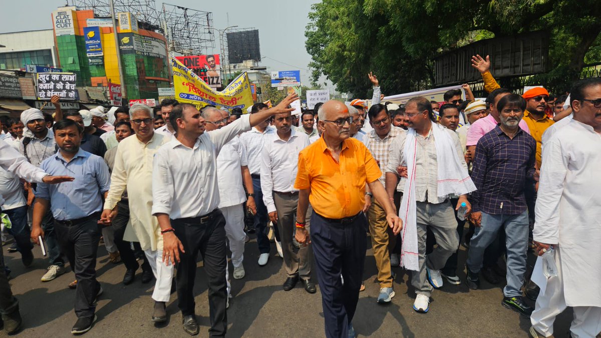 9 अप्रैल को बिजली के निजीकरण के विरोध में राजधानी लखनऊ में बिजली कर्मचारियों की हुई विशाल विरोध सभा। बिजली के निजीकरण के पीछे सिर्फ और सिर्फ चुनिंदा पूंजीपतियों को लाभ पहुंचाना है ,जनता की सरकारी संपत्ति को कौड़ी के भाव पूंजीपतियो के हवाले करना है, उत्तर प्रदेश मे इलेक्ट्रिसिटी