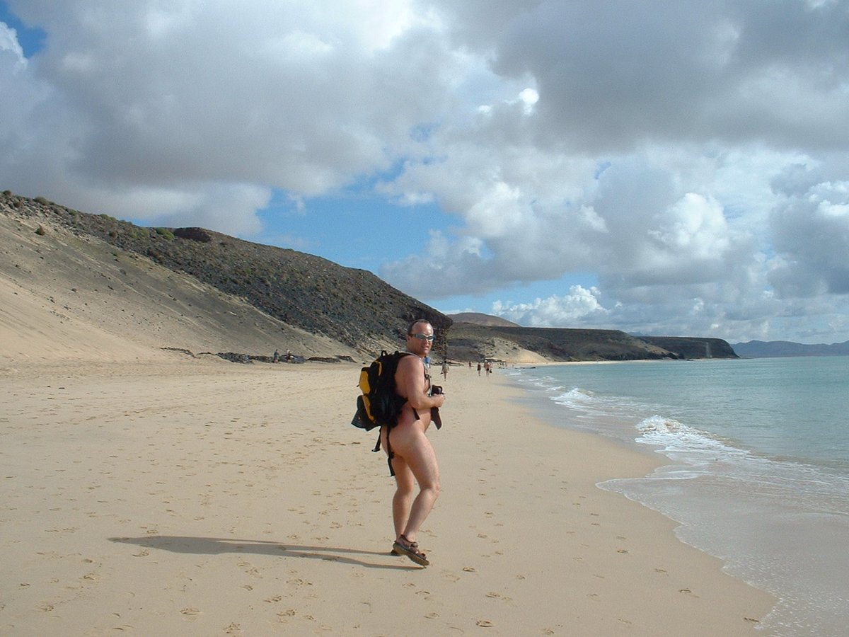 fun_cyprus91547's tweet photo. @VIANAZIZFRCOGUK Lovely place for naturism and relaxing. The same stretch - 22 years ago! https://t.co/9UXNHoEiMs