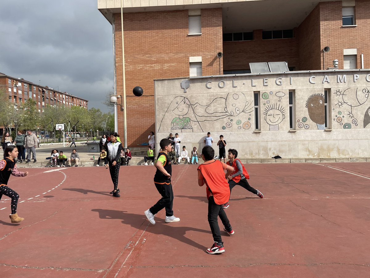 EscolaCampclar's tweet photo. Aquesta setmana hem començat els campionats interns de #Colpbol https://t.co/TVL8KmM44o
