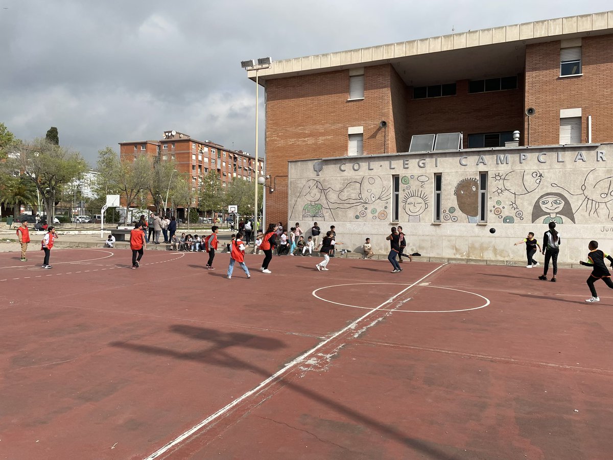 EscolaCampclar's tweet photo. Aquesta setmana hem començat els campionats interns de #Colpbol https://t.co/TVL8KmM44o