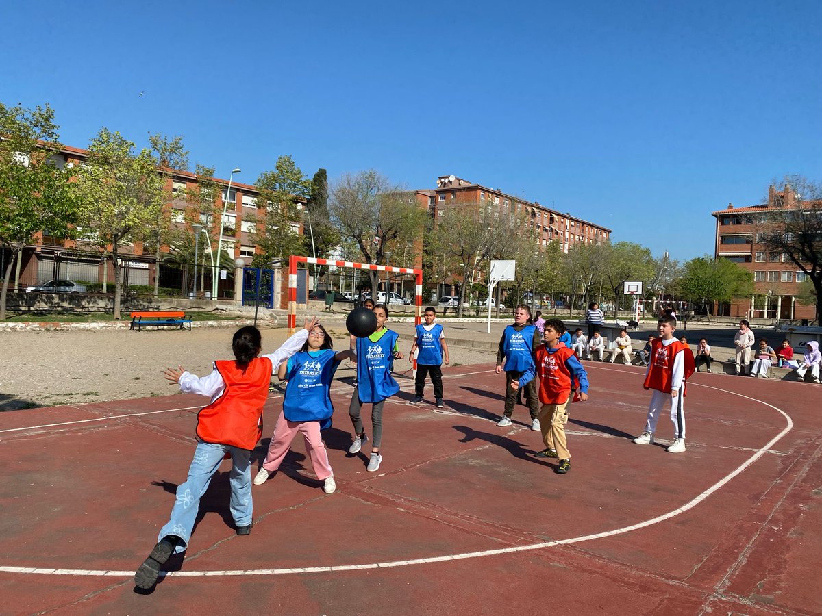 EscolaCampclar's tweet photo. Aquesta setmana hem començat els campionats interns de #Colpbol https://t.co/TVL8KmM44o