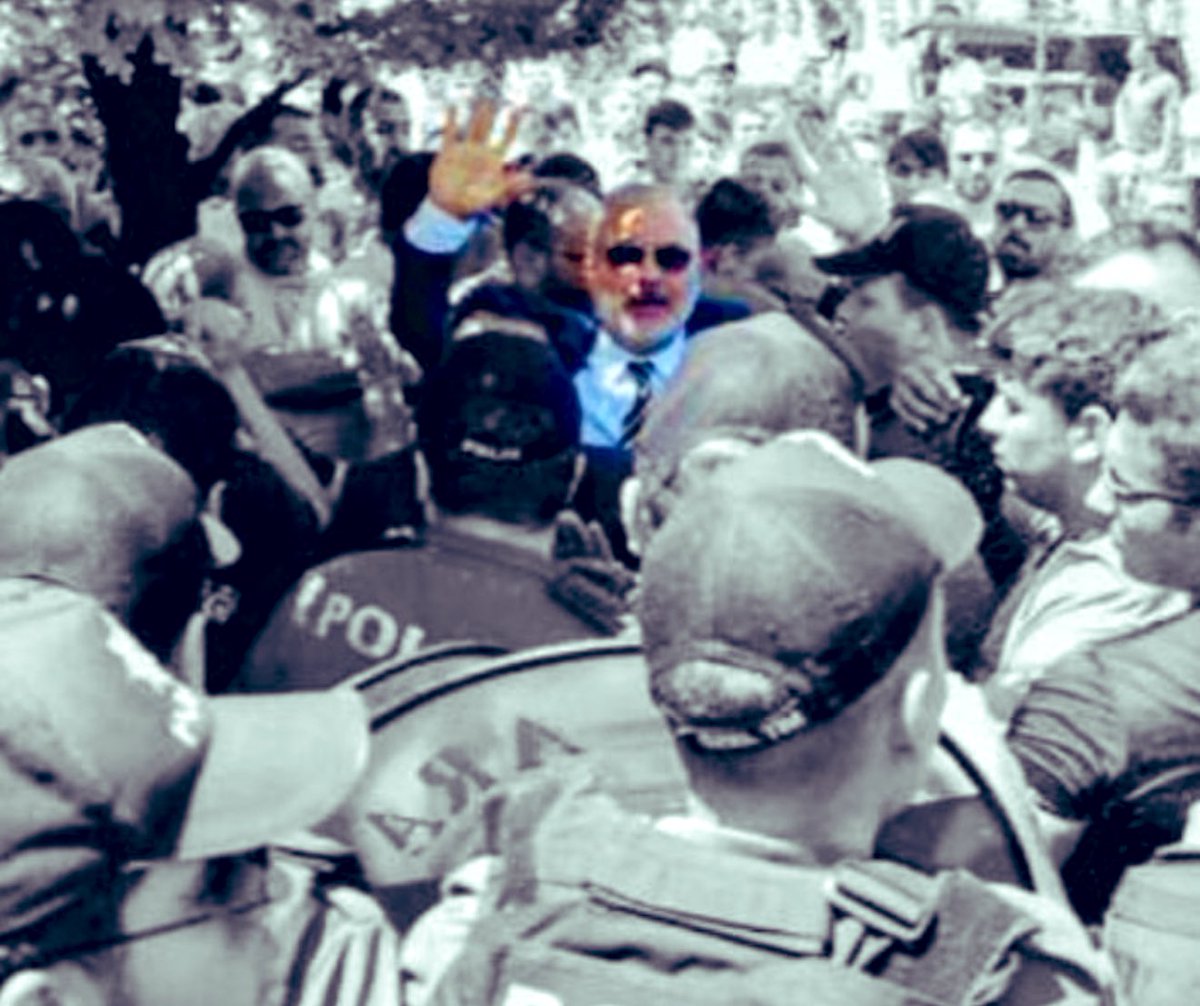biroldarcin's tweet photo. Hak edenine mermisi ile. Etmeyenine sevgisi ile yaklaşan vicdanlı, şerefli, kahraman Polislerimize selam olsun. Kutlu olsun.
#TuerkPolisTeskilatı180yasında #PolisiminYanındayım https://t.co/iFnsb5gIx2
