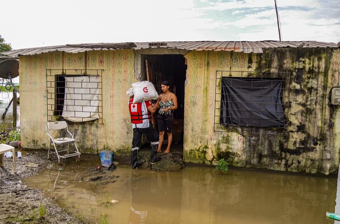 aecidecuador's tweet photo. Juntos podemos más! @AECID_es con el apoyo de @cruzrojaecuador y @CruzRojaEsp ha entregado 1750 kits de ayuda humanitaria con alimentos y productos de higiene en respuesta a las inundaciones en la Costa ecuatoriana. #Solidaridad #somoscooperación #cooperaciónespañola #Ecuador https://t.co/wajz9pxqyu