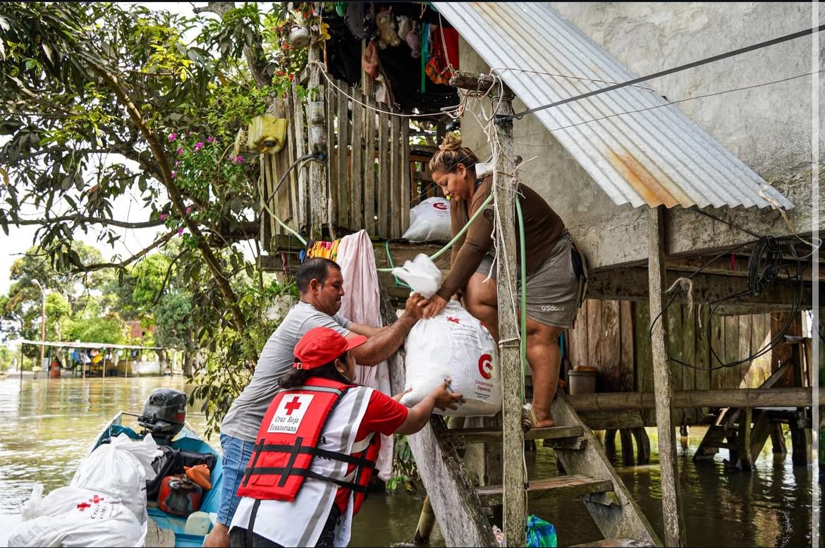 aecidecuador's tweet photo. Juntos podemos más! @AECID_es con el apoyo de @cruzrojaecuador y @CruzRojaEsp ha entregado 1750 kits de ayuda humanitaria con alimentos y productos de higiene en respuesta a las inundaciones en la Costa ecuatoriana. #Solidaridad #somoscooperación #cooperaciónespañola #Ecuador https://t.co/wajz9pxqyu