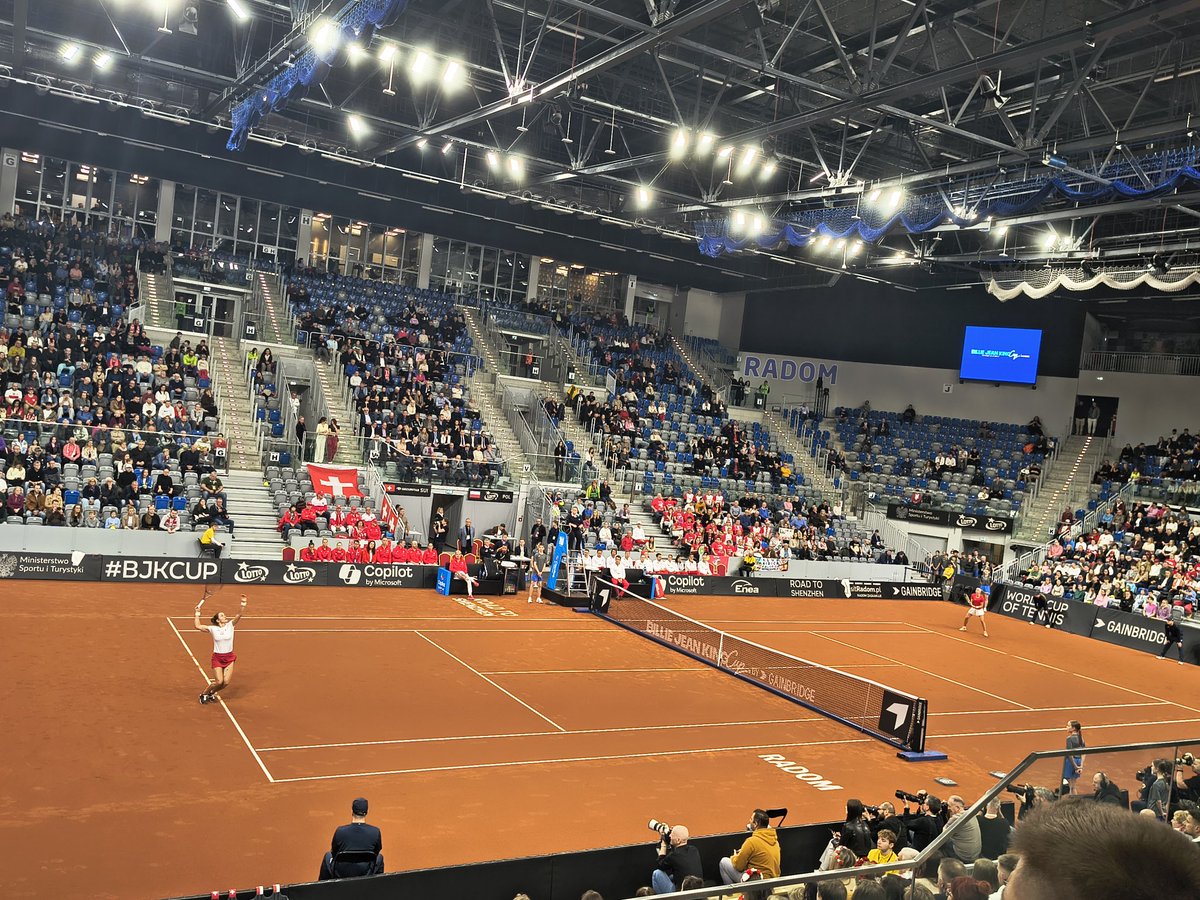 Patwimbledonsky's tweet photo. Światowy tenis w Radomiu!!! ☺️🤩😍🎾🇵🇱 #tenis #korttenisowy #BillieJeanCup #POLSUI https://t.co/quUQqVG9Z8