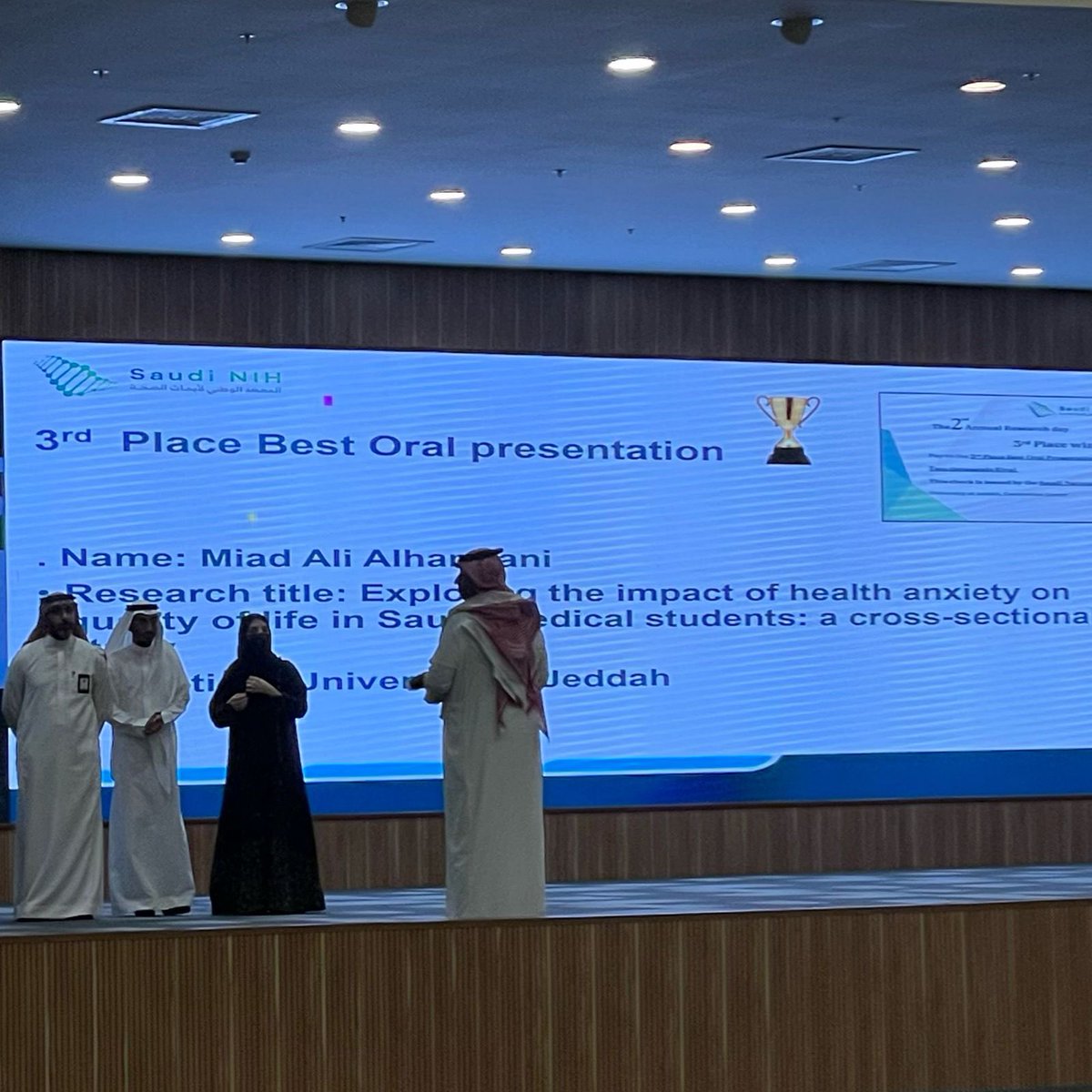 مبارك للعضوة المتميزة في نادي طب الأطفال، ميعاد الحمراني، لحصولها على المركز الثالث كأفضل عرض شفوي في يوم البحث العلمي الثاني بجامعة جدة! 🥉✨