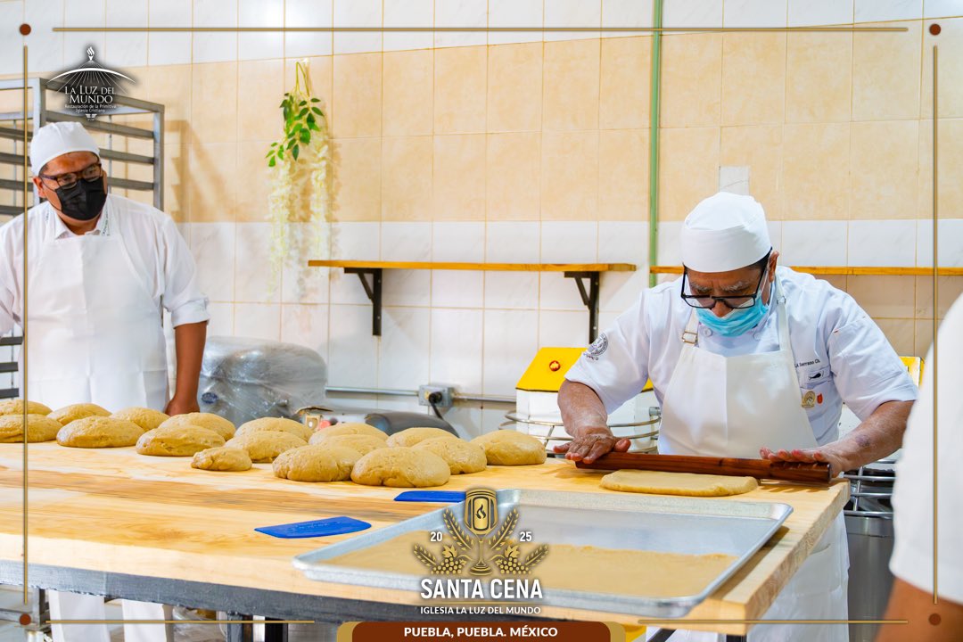 iglesialldm's tweet photo. Elaboran el pan y el vino para la Santa Cena en Puebla
 
En un ambiente de solemnidad y consagración, fueron preparados el pan y el jugo de la vid, elementos centrales que simbolizan el cuerpo y la sangre de nuestro Señor Jesucristo en la celebración de este memorial sagrado, ello, previo al momento más esperado por las congregaciones pertenecientes a la fe de La Luz del Mundo congregada este 6 de abril en el “Centro Expositor Puebla”.