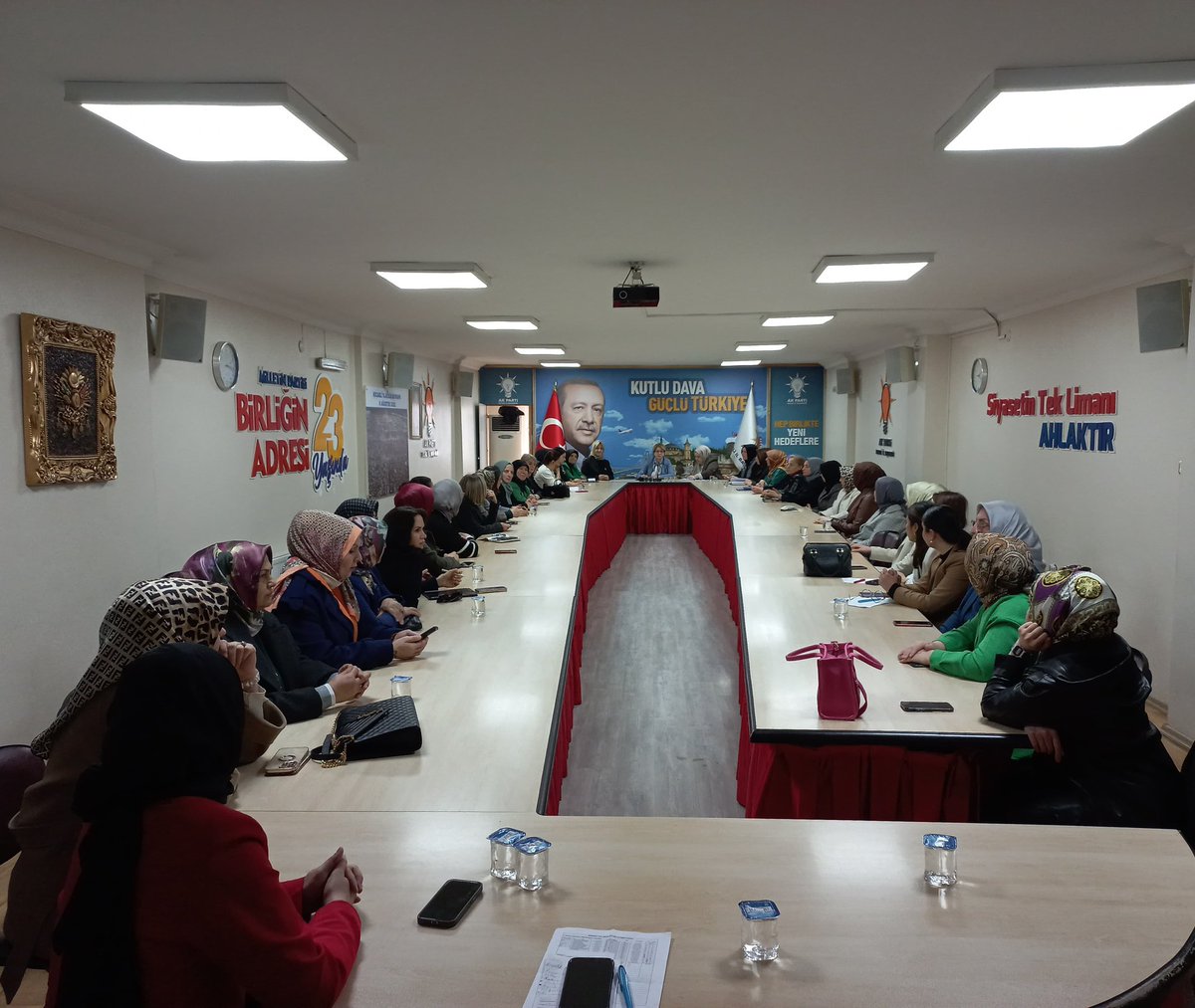 yyaseminozdemir's tweet photo. 📍@Akparti Kocaeli İl Başkanlığı

Haftalık olağan yönetim kurulu toplantımızı gerçekleştirdik.
Mübarek Ramazan ayı boyunca yaptığımız çalışmalarımızı değerlendirdiğimiz ve önümüzdeki süreçte yapacağımız teşkilat çalışmalarımızı istişare ettiğimiz toplantımız hayırlı ve bereketli olsun.🇹🇷💐

#DurmakYokYolaDevam 
#Kocaeli 
@tugbaisikercan 
@AKKADINGM 
@SahinTalus 
@akkadinkocaeli