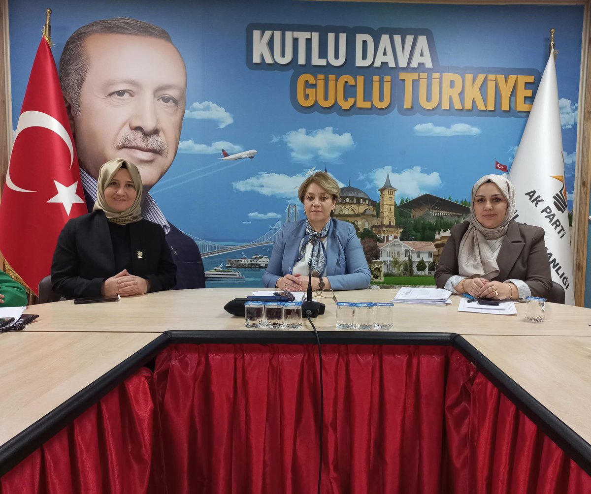yyaseminozdemir's tweet photo. 📍@Akparti Kocaeli İl Başkanlığı

Haftalık olağan yönetim kurulu toplantımızı gerçekleştirdik.
Mübarek Ramazan ayı boyunca yaptığımız çalışmalarımızı değerlendirdiğimiz ve önümüzdeki süreçte yapacağımız teşkilat çalışmalarımızı istişare ettiğimiz toplantımız hayırlı ve bereketli olsun.🇹🇷💐

#DurmakYokYolaDevam 
#Kocaeli 
@tugbaisikercan 
@AKKADINGM 
@SahinTalus 
@akkadinkocaeli