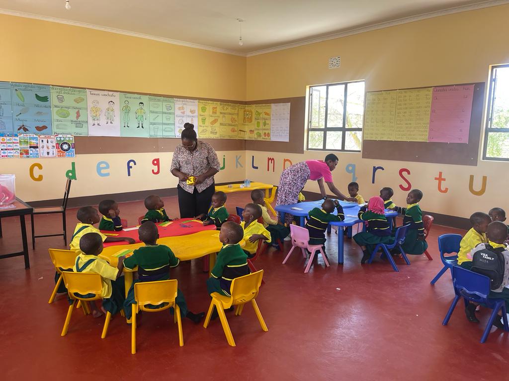 MajengoKids's tweet image. Tanzania faces a shortage of teachers, with an average of 1 teacher for every 45 students. At Majengo, we maintain small pre-school class sizes (20 maximum) to ensure every child receives personalized attention and support. 🧑‍🏫📖 #QualityEducation #SDG4 #SmallClassSizes #Majengo