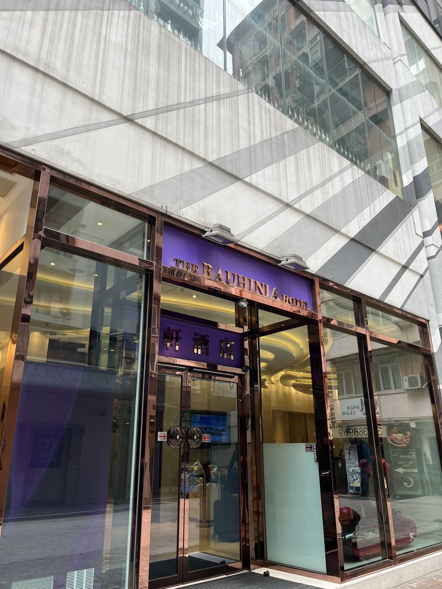Xiaobaihu_SB's tweet image. 晴明節の連休に念願の香港へ！
上海→香港は3時間弱。昼過ぎに香港に着き、エアポートエクスプレスで市街地に移動してホテルにチェックイン。
ホテルの前のが坂が結構急で荷物を持っての移動が大変だった。
香港の海は思ってたよりもきれい。