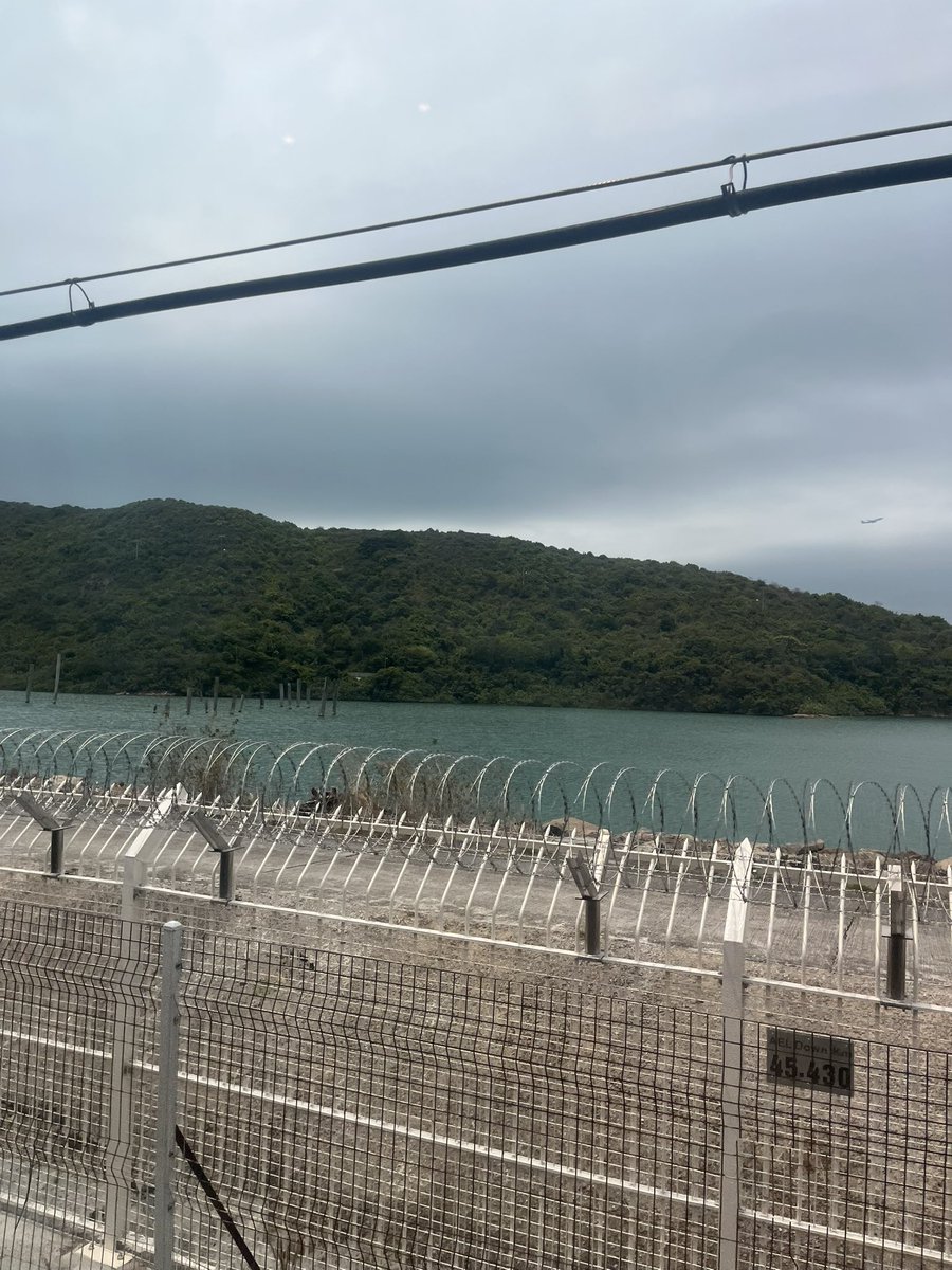 Xiaobaihu_SB's tweet image. 晴明節の連休に念願の香港へ！
上海→香港は3時間弱。昼過ぎに香港に着き、エアポートエクスプレスで市街地に移動してホテルにチェックイン。
ホテルの前のが坂が結構急で荷物を持っての移動が大変だった。
香港の海は思ってたよりもきれい。