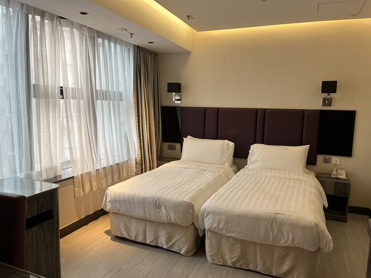 Xiaobaihu_SB's tweet image. 晴明節の連休に念願の香港へ！
上海→香港は3時間弱。昼過ぎに香港に着き、エアポートエクスプレスで市街地に移動してホテルにチェックイン。
ホテルの前のが坂が結構急で荷物を持っての移動が大変だった。
香港の海は思ってたよりもきれい。