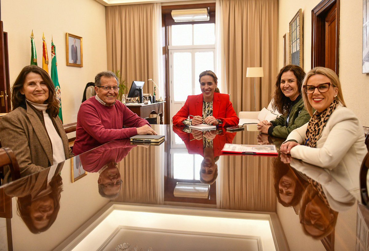 diputacioncadiz's tweet photo. ➡️ La Diputación y Afamedis buscan vías de colaboración para mejorar la calidad de vida de las personas con discapacidad.

🤝 Almudena Martínez y Paula Conesa mantienen un encuentro con responsables de la entidad.

ℹ️ https://t.co/wMpXcrIi6t https://t.co/Mm2VZ0lwVu
