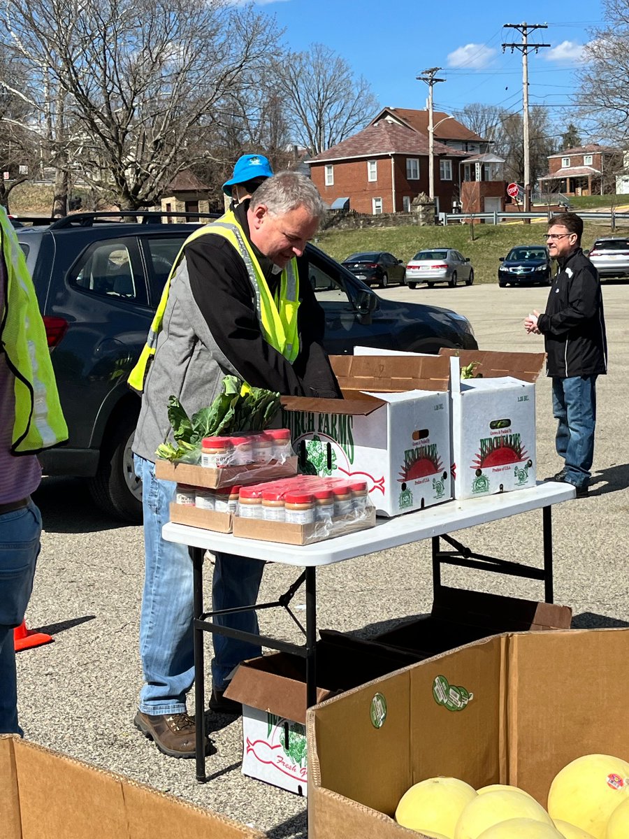 U_S_Steel's tweet image. 👏 #USSteel volunteers recently supported the @PghFoodBank near our Clairton Plant, packing and distributing fresh food to local families. Together, we’re committed to addressing critical needs in the communities where we work and live. 💪 

#VolunteerPower