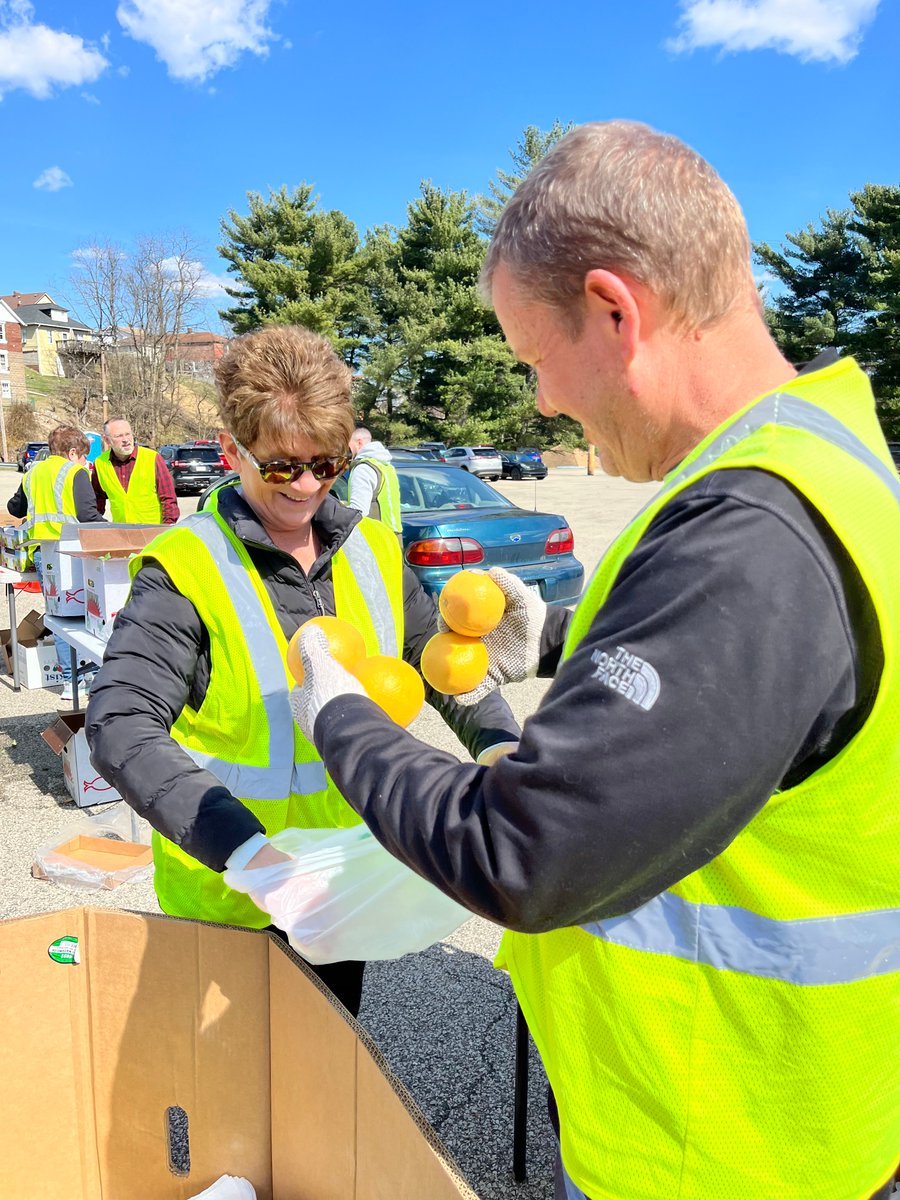 U_S_Steel's tweet image. 👏 #USSteel volunteers recently supported the @PghFoodBank near our Clairton Plant, packing and distributing fresh food to local families. Together, we’re committed to addressing critical needs in the communities where we work and live. 💪 

#VolunteerPower