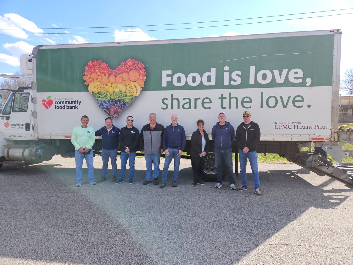 U_S_Steel's tweet image. 👏 #USSteel volunteers recently supported the @PghFoodBank near our Clairton Plant, packing and distributing fresh food to local families. Together, we’re committed to addressing critical needs in the communities where we work and live. 💪 

#VolunteerPower