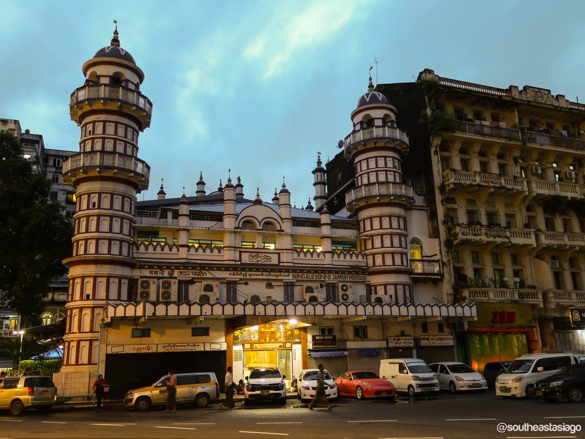 ミャンマーはヤンゴン、「スンニ・ジャマ・ベンガリ・モスク」。19世紀に東ベンガル地方(現バングラデシュ)からの移民により創建された、イスラム教のモスク。

私はこの前を通るとヤンゴンにいることを実感する。夜の街の中心部では、スレーパゴダとモスクの灯りだけが、静かに浮かび上がっていた。