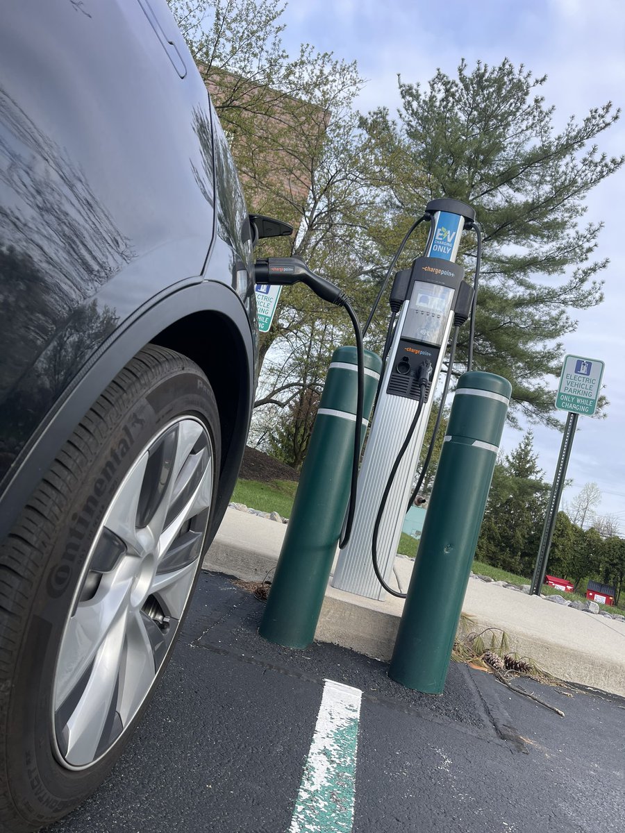 thechuckdriver's tweet image. Good Morning &amp;amp; Happy Thursday! 🌤️

Charging with @ChargePointnet at WORK while I tackle the day. And WHO says owning an EV isn’t convenient? 🚘⚡️#WorkPerks #EVLife