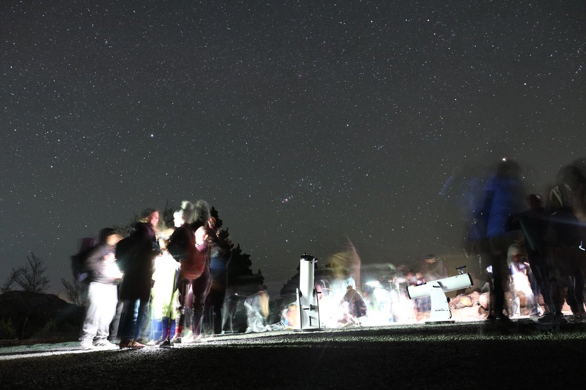 ClaretLasPalmas's tweet photo. 👥 El alumnado de 1º de Bachillerato vivió una experiencia inolvidable junto a @AstroEduca explorando la inmensidad del cielo nocturno

🪐Planetas, estrellas, nebulosas... un aprendizaje fascinante que despertó la curiosidad y la reflexión sobre nuestro lugar en el cosmos

#AstronomíaClaret #AprendizajeInspirador
