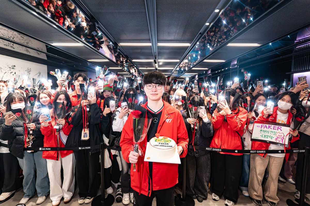 T1LoL's tweet photo. 🌹Faker’s LCK 1,000th Game celebration🌹

함께 축하해 주신 팬 여러분, 감사합니다!👍

Big thanks to all the fans who joined in today's celebration!👍

#TogetherAs1