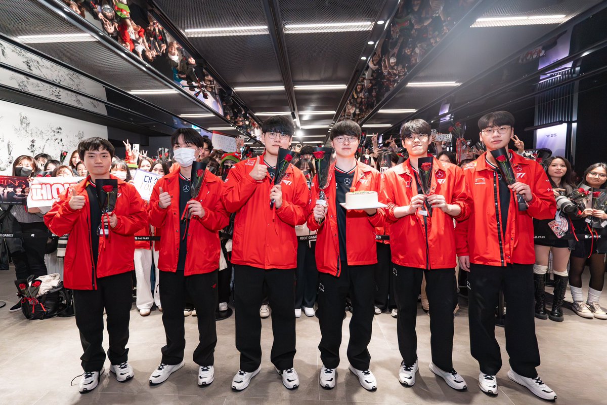 🌹Faker’s LCK 1,000th Game celebration🌹

함께 축하해 주신 팬 여러분, 감사합니다!👍

Big thanks to all the fans who joined in today's celebration!👍

#TogetherAs1