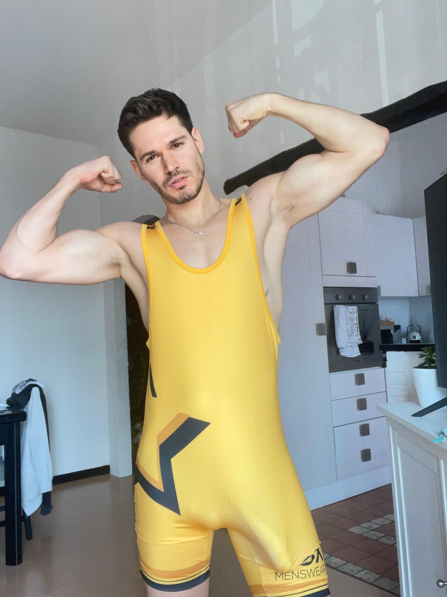 AmandaRaizeer's tweet photo. Wrestle with me? https://t.co/pvdzORB6MR