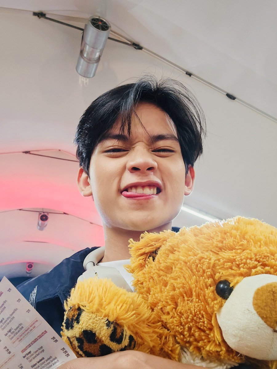 StudioVivaPH's tweet photo. POV: Ka-date mo si Felix at nagpapacute sa’yo bago ibigay ang teddy bear. 

Don’t forget to watch Ang Mutya Ng Section E on Viva One: https://t.co/l5LlWCyknt

#SectionETheChoice 
#AngMutyaNgSectionE 
#KurtDelosReyes 
#StudioViva https://t.co/TwX2bXyrgt