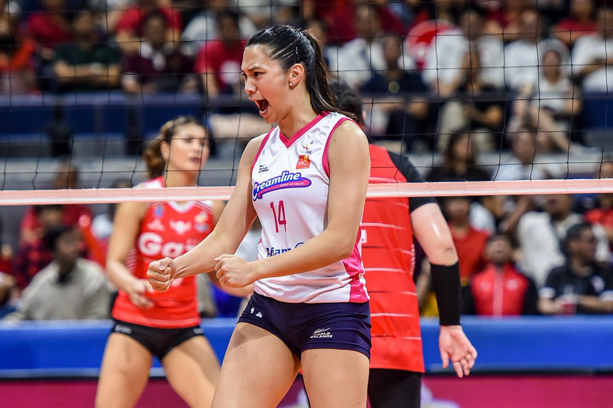 volleytrails's tweet photo. DEFENDING CHAMPS ARE NOT DONE YET! 😤💪

The Creamline Cool Smashers stay alive and force a do-or-die Game 3 after a gritty comeback win over the Petro Gazz Angels in Game 2: 25-15, 16-25, 25-21, 15-25, 15-9.

It’s all or nothing in Game 3! Who takes the crown? 🇵🇭 #PVL2025 #volleyball

📸 @pvlph