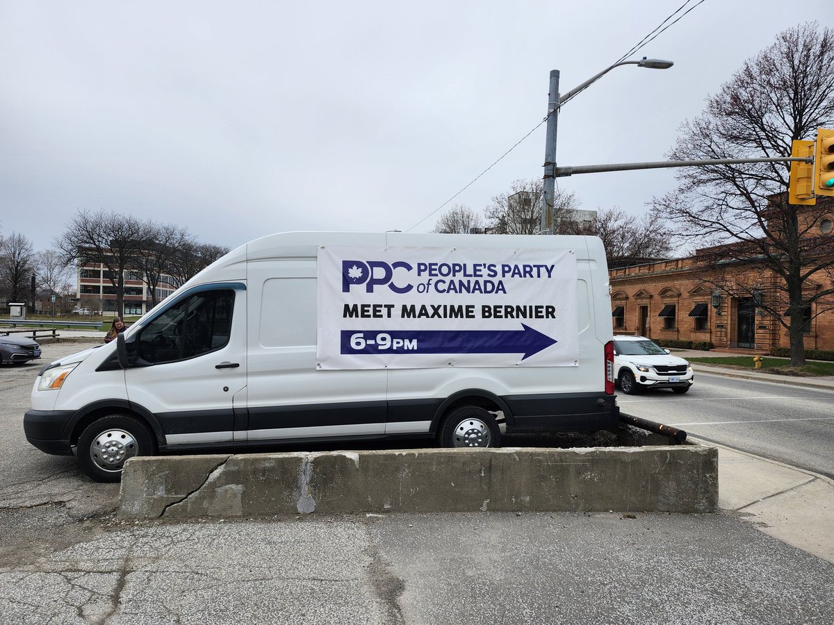 🇨🇦 to all you <a href="/peoplespca/">People's Party of Canada</a>  naysayers, repeating the false narrative that <a href="/MaximeBernier/">Maxime Bernier</a> is a grifter, a do nothing politician with a fake party.

Well I was with Max last night in the pouring rain taking this sign off the truck, rolling it up and packing in another vehicle for