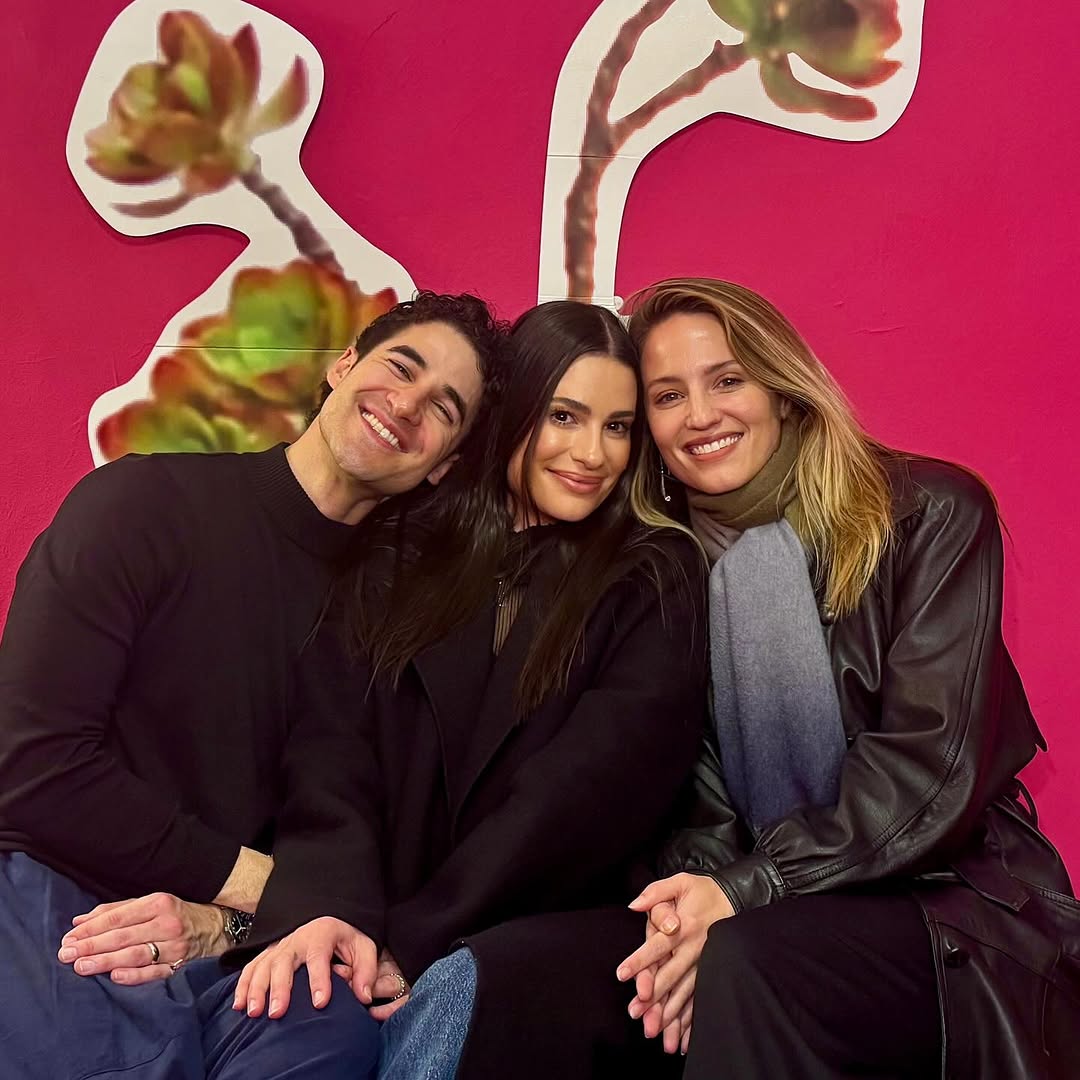 jan_fatimukis's tweet photo. My Glee Heart 😍😭
Jamás pensé volver a ver esto y la verdad que felicidad, Darren Criss, Lea Michele y Dianna Agron juntos 💖💖💖
#GLEE #LosAmooo https://t.co/d6JRtIGuRL
