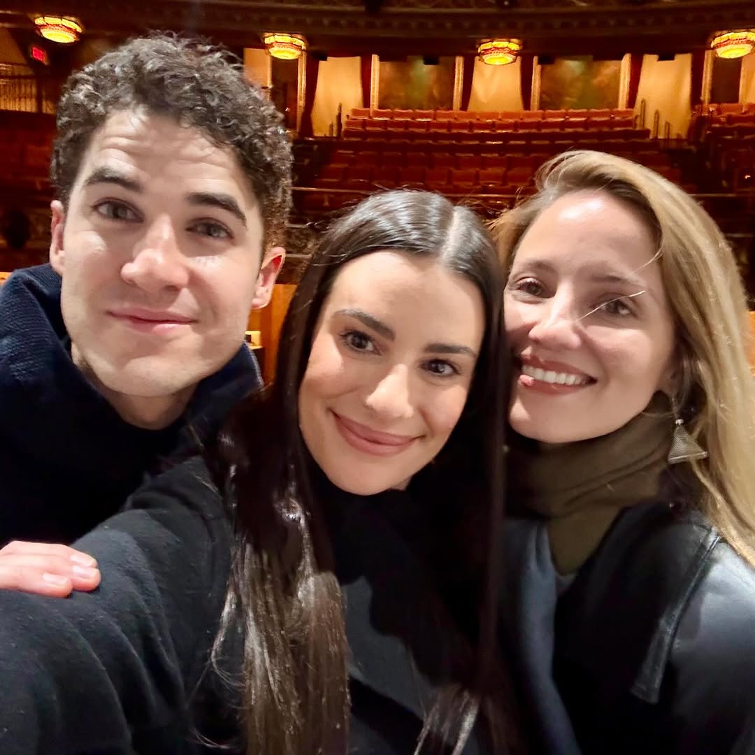 jan_fatimukis's tweet photo. My Glee Heart 😍😭
Jamás pensé volver a ver esto y la verdad que felicidad, Darren Criss, Lea Michele y Dianna Agron juntos 💖💖💖
#GLEE #LosAmooo https://t.co/d6JRtIGuRL