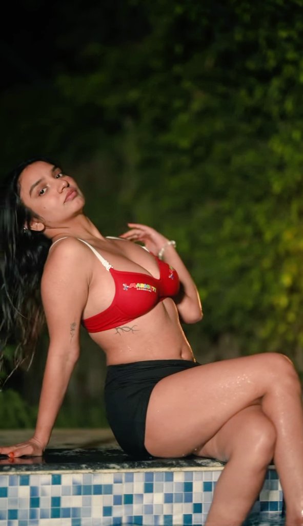 Haseena46299660's tweet image. #poolgirl