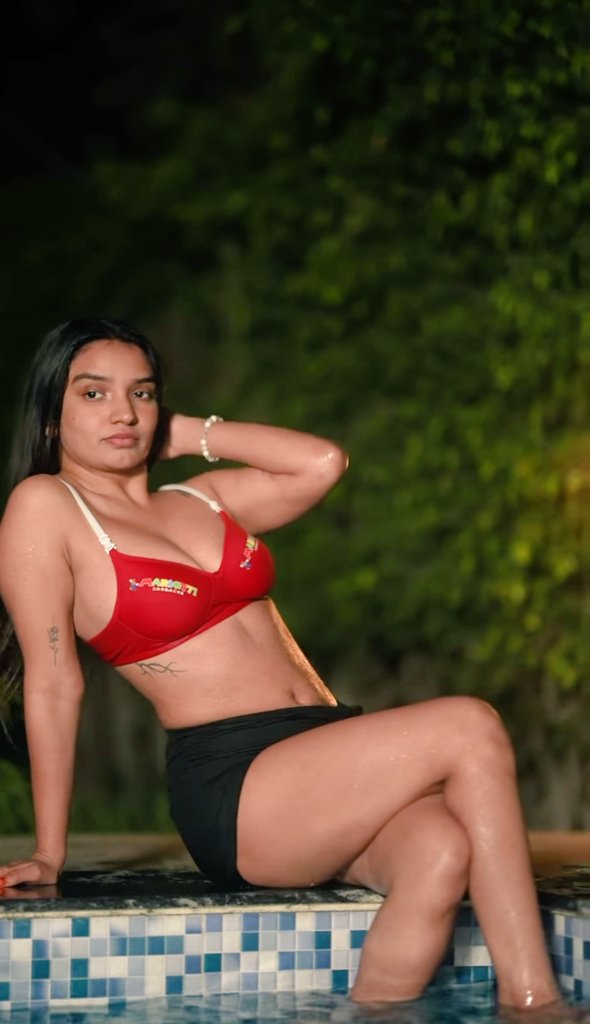 Haseena46299660's tweet image. #poolgirl