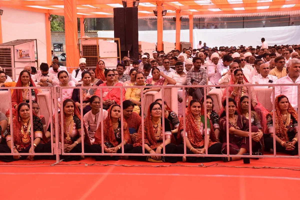 mrpithiya's tweet photo. વીરતા, ત્યાગ અને બલિદાનના પરમ પ્રતીક, જૂનાગઢના 'જૂના' ગઢમાં સ્થાપિત થશે !!

ઉપરકોટ ખાતે યદુકુળ શિરોમણી વીર દેવાયત આપા બોદર, 'રા' નવઘણ, વીર ભીમડા વાલ્મિકી તથા દાસી વાલબાઈ ના ઇતિહાસને દર્શાવતા મેમોરિયલના વિકાસ કાર્યનું ગુજરાત સરકારના માન. કેબિનેટ મંત્રી શ્રી મુળુભાઈ બેરા વડીલ https://t.co/RnX8MVf68j