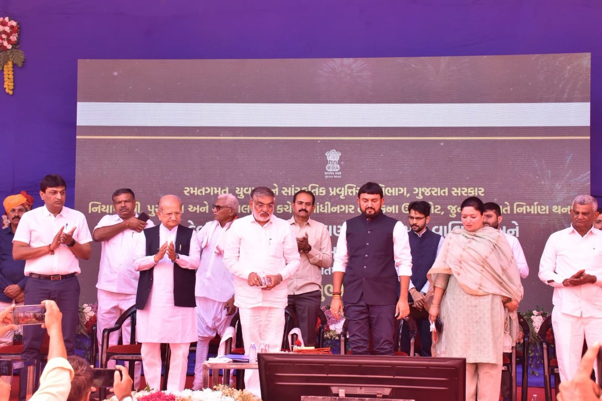 mrpithiya's tweet photo. વીરતા, ત્યાગ અને બલિદાનના પરમ પ્રતીક, જૂનાગઢના 'જૂના' ગઢમાં સ્થાપિત થશે !!

ઉપરકોટ ખાતે યદુકુળ શિરોમણી વીર દેવાયત આપા બોદર, 'રા' નવઘણ, વીર ભીમડા વાલ્મિકી તથા દાસી વાલબાઈ ના ઇતિહાસને દર્શાવતા મેમોરિયલના વિકાસ કાર્યનું ગુજરાત સરકારના માન. કેબિનેટ મંત્રી શ્રી મુળુભાઈ બેરા વડીલ https://t.co/RnX8MVf68j
