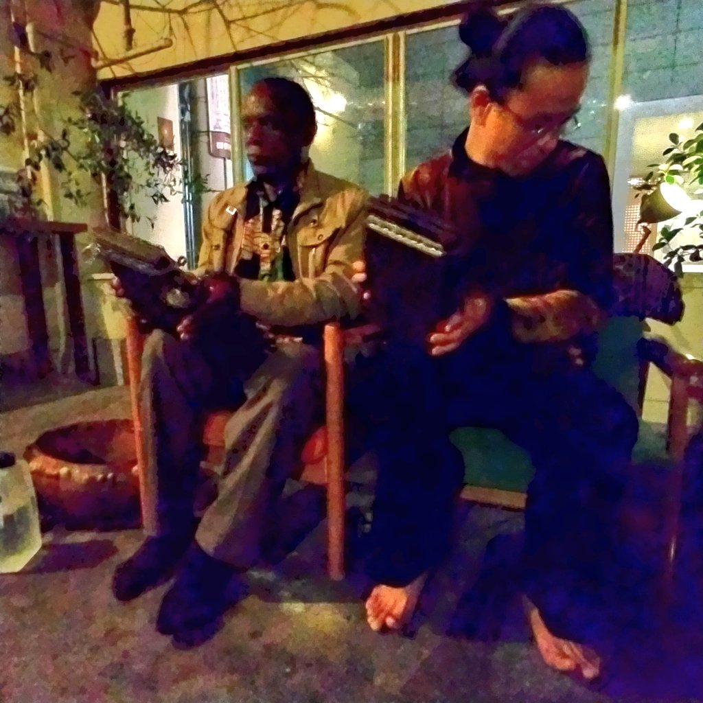 日本人の方が弟子となり師事していて、シンボッティさんと一緒に全国ツアーをやっている最中でした。以前ここマノマに来ていた時にムビラのことを知り、半休取って行くことにしたのです。お客さんは10人ちょっと。赤い服はダメだそうです。というのはムビラは儀式であり、祖先の霊が降りてくるという。