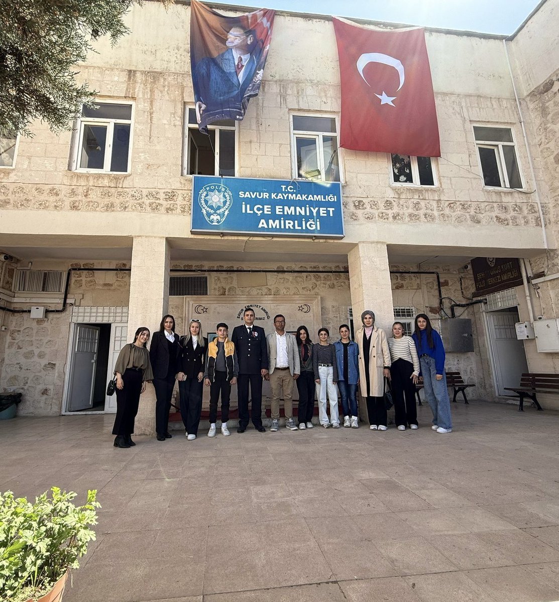 SavurAIHLisesi's tweet photo. Öğretmen ve öğrencilerimizle birlikte Türk Polis Teşkilatının 180. kuruluş yıl dönümü ve 10 Nisan Polis Haftası münasebetiyle, İlçe Emniyet Amiri V. Yasin COŞKUN ve İlçe Emniyet Amirliği’ni ziyaret ettik. 
@SavurMem https://t.co/7cdLog9Ppz