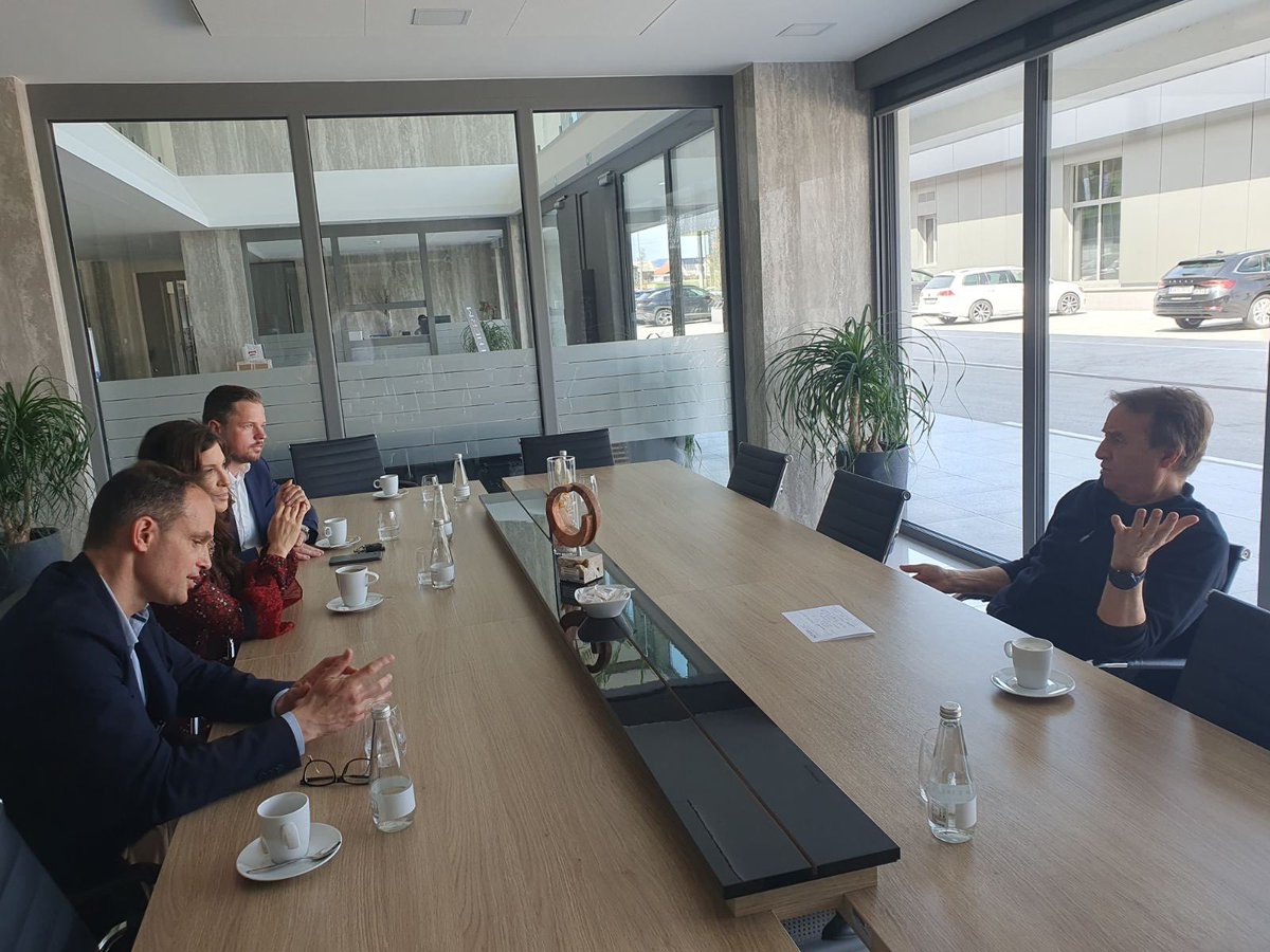 Predsednik dr. <a href="/AnzeLog/">Anže Logar</a>, podpredsednica <a href="/EvaIrglL/">Eva Irgl</a> in <a href="/DejanZakrajek/">Dejan Zakrajšek</a> so danes obiskali podjetje Inotherm, podjetje Akustika Pirman in center KG-DENT.

Tri uspešne zgodbe, vsaka na svojem področju. 🇸🇮 Slovenija zmore!